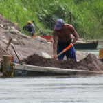  Paleros afrontan problemas económicos por incremento de niveles en el río.