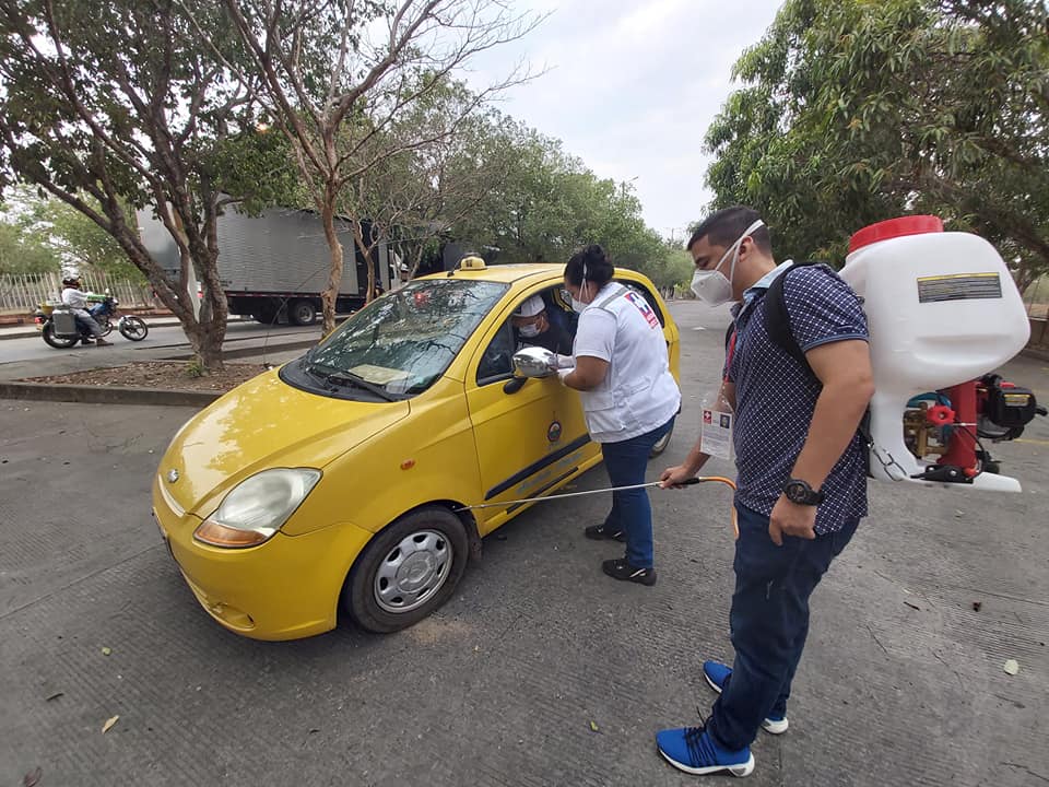  Conductores taxistas llevaron sus vehículos hasta la terminal de transporte para evitar propagación del Covid-19.