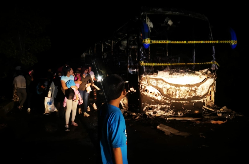  Disidentes de las Farc incineraron un bus de la empresa Copetran cuando salía del municipio de Tame, ni las pertenencias de los pasajeros se salvaron.