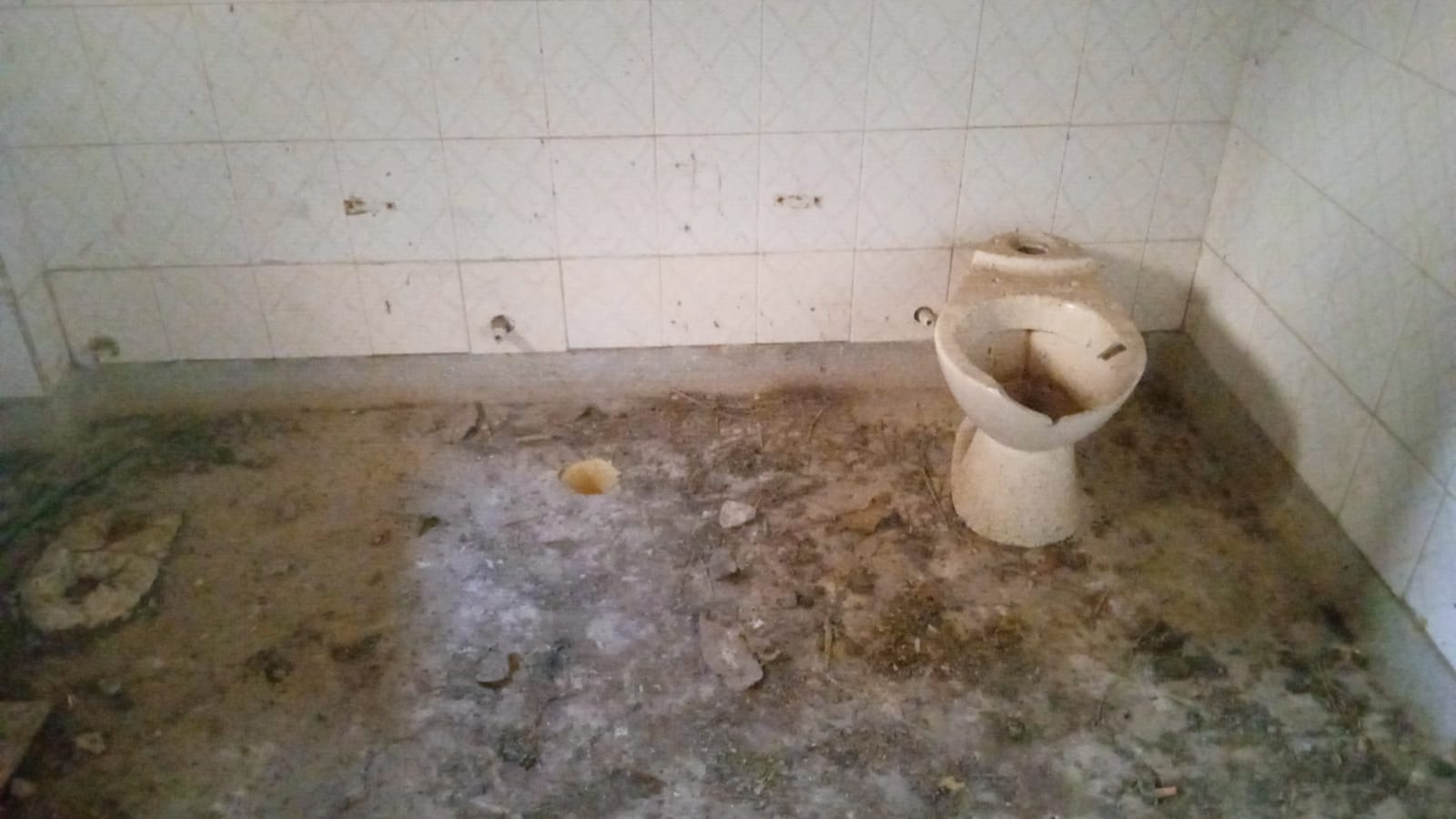 No contentos con todo el daño que le han ocasionado al coliseo cubierto Los Fundadores del municipio de Arauca donde destruyeron el escenario deportivo, los sitios para oficinas, los baños, las instalaciones eléctricas las cuales se robaron, ahora resulta que los delincuentes también se quieren llevar las tejas del techo del escenario. El modus operandi es el mismo, llegan en la noche a altas horas de la madrugada y con herramientas rudimentarias proceden a bajar las tejas para posteriormente sacarlas y venderlas, la comunidad ha denunciado a las autoridades sin que estas hagan mayor cosa, se sabe cuándo están robando porque el sonido los delata señaló un habitante de la zona, quien pidió reserva de su identidad por miedo a represalias. Los responsables habitan en barrio cercanos, son consumidores de vicio, alguno ya estuvo en la cárcel pero salió hace poco y sigue delinquiendo indicó una fuente del sector, los vecinos están desesperados e impotentes ante el accionar de la delincuencia.