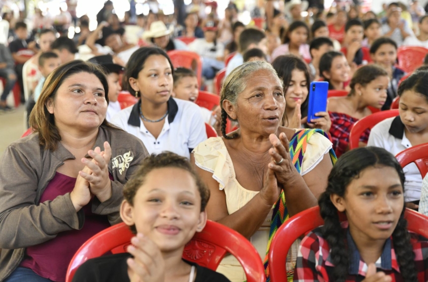  Dotación de mobiliario escolar al colegio municipal Agropecuario y sus sedes educativas entregó Gobierno departamental.
