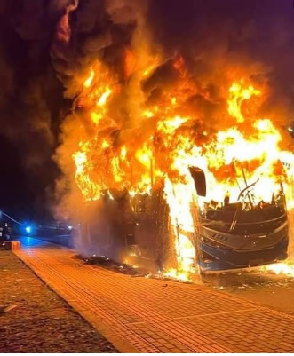  Atacantes Incendian Autobús de Los Libertadores: Sin Víctimas Reportadas