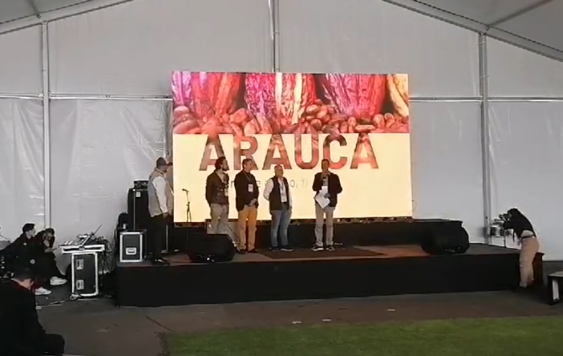  Triunfo Dulce en la Feria de Cacao: Hugo Castro Celebra la Excelencia del Cacao Araucano