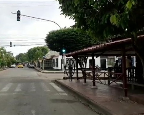  Incidente en el Semáforo de las Patillas: Mujer Arrollada por Vehículo que Escapa en Medio de la Madrugada